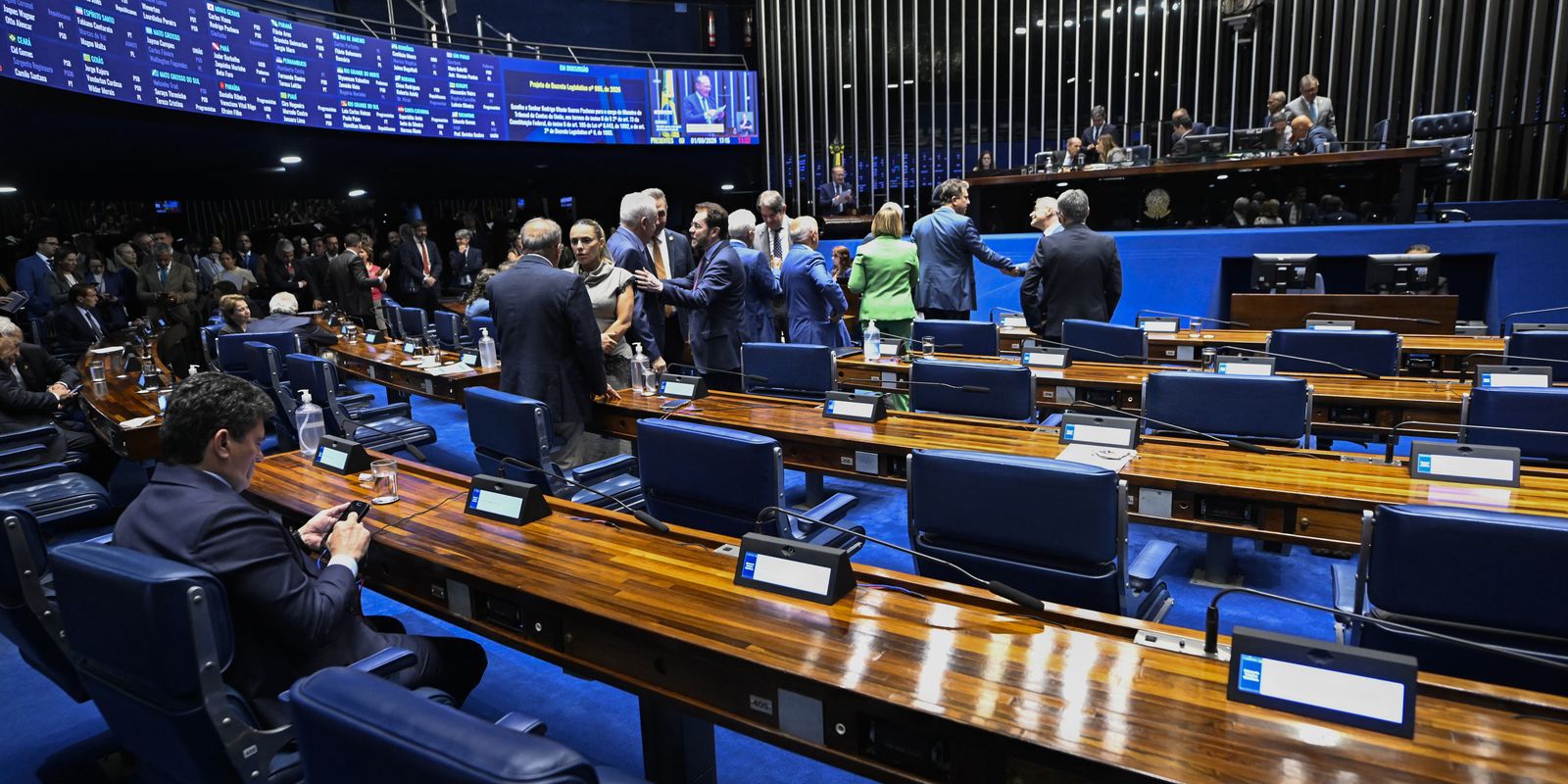 Aziz pede rito especial para levar PEC do 6×1 ao plenário