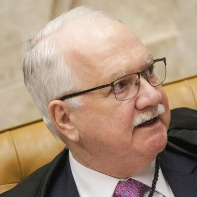 Treze ex-ministros do Supremo assinam carta e pedem sessão pública sobre a crise
