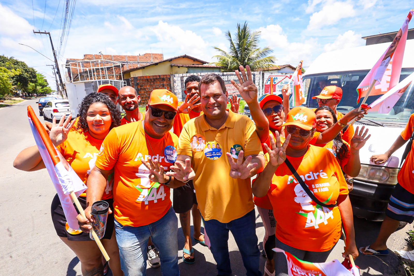 Apoiadores de André Moura cumprimentam Cláudio Mitidieri durante a carreata