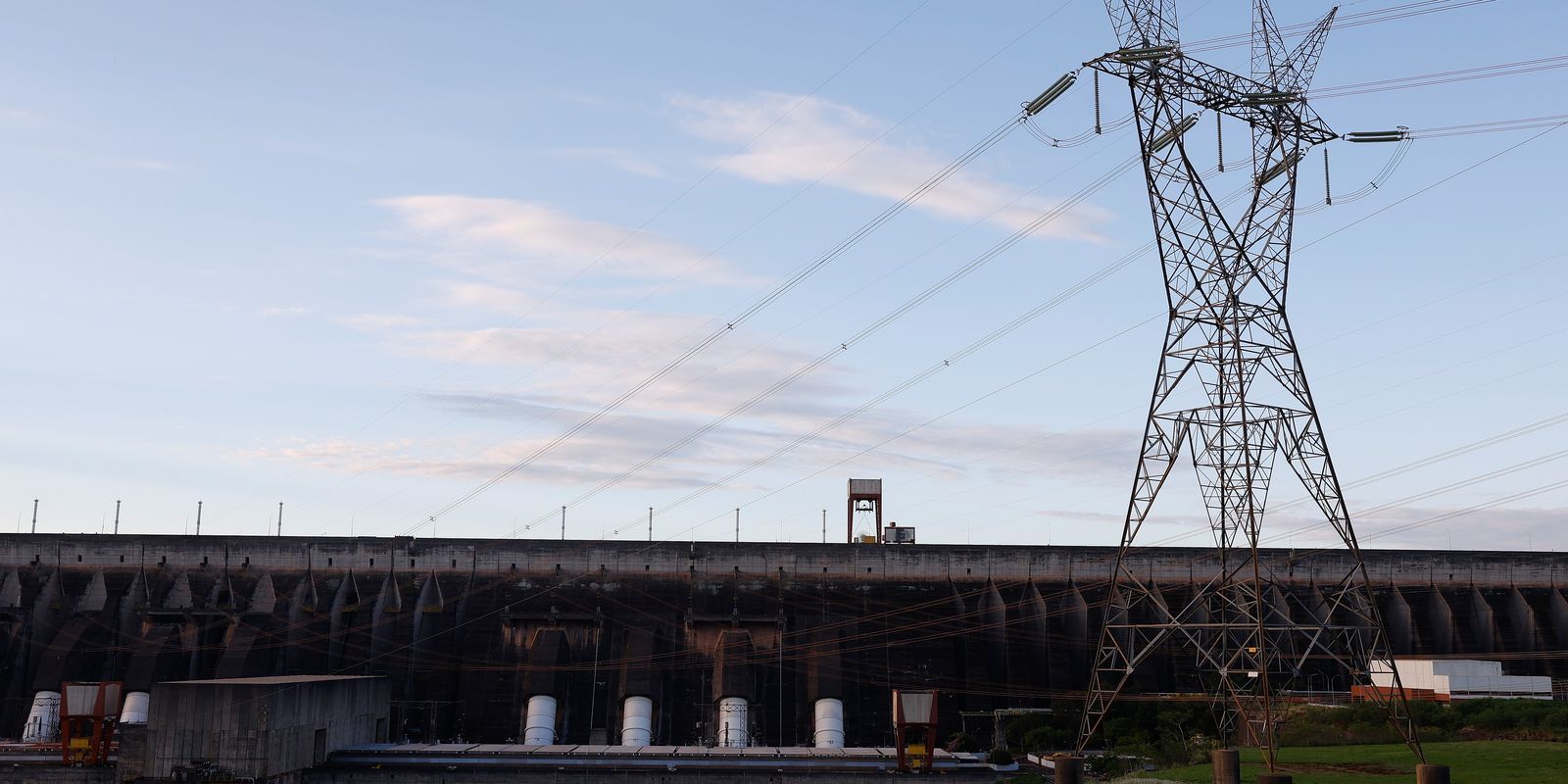 Conta de luz fica sem cobrança extra em outubro, diz Aneel