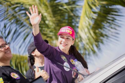 Delegada Danielle percorre ruas do bairro 17 de Março, em Aracaju