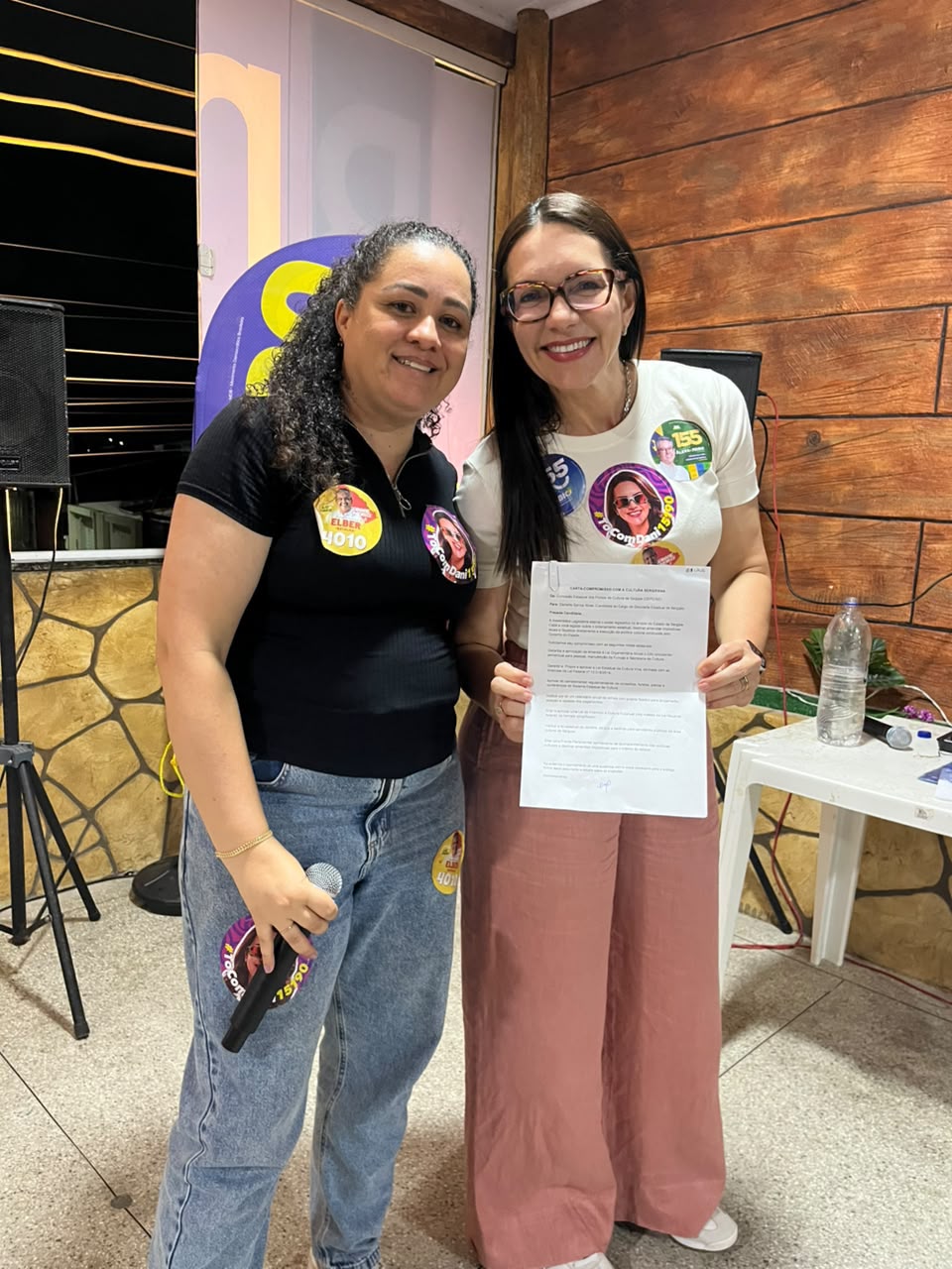 Delegada Danielle Garcia com liderança de Nossa Senhora do Socorro após a assinatura da carta-compromisso