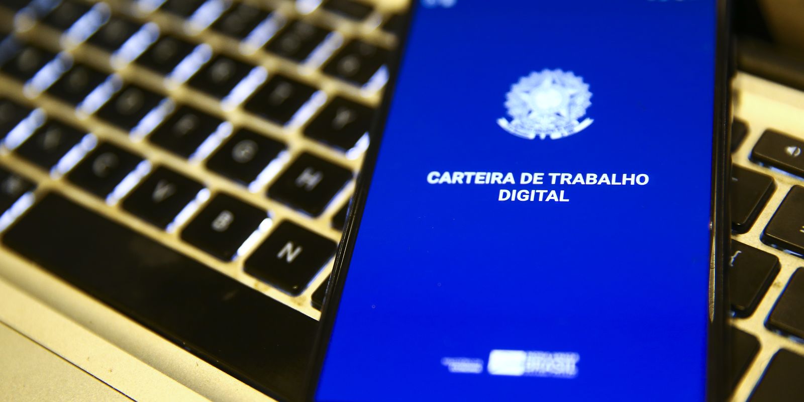 Desemprego cai para 5,3% e bate recorde de emprego formal