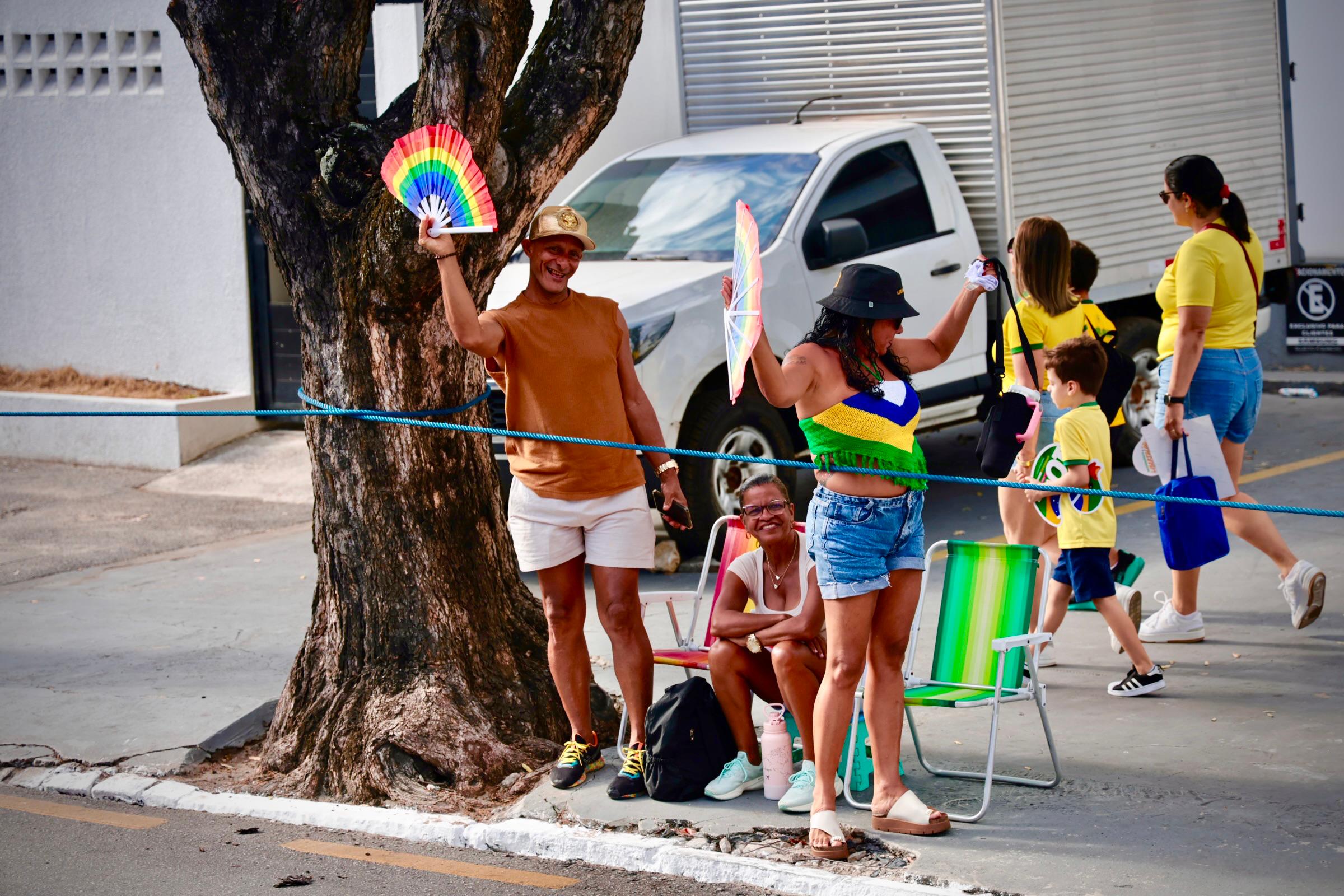 Público acompanha o desfile de 7 de Setembro na Avenida Barão de Maruim