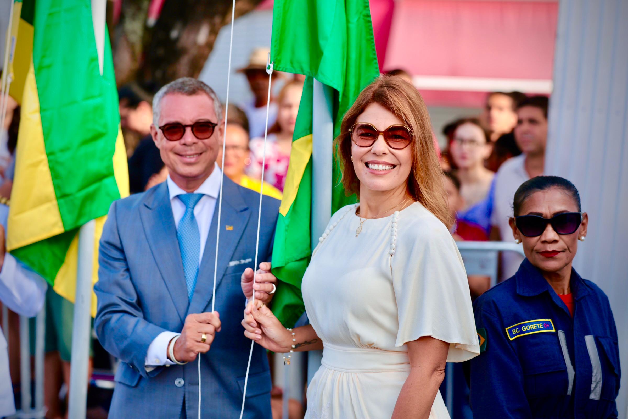 Governador e primeira-dama no hasteamento da Bandeira Nacional