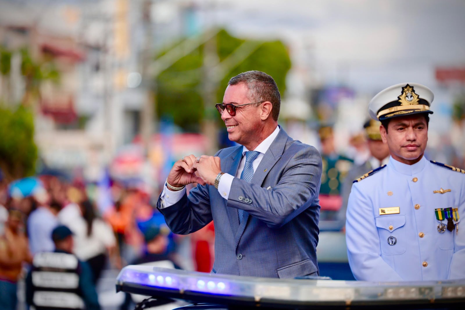 Governador cumprimenta o público durante o desfile
