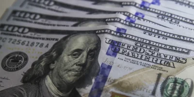 Dólar recua a R$ 5,17; Ibovespa sobe e petróleo avança