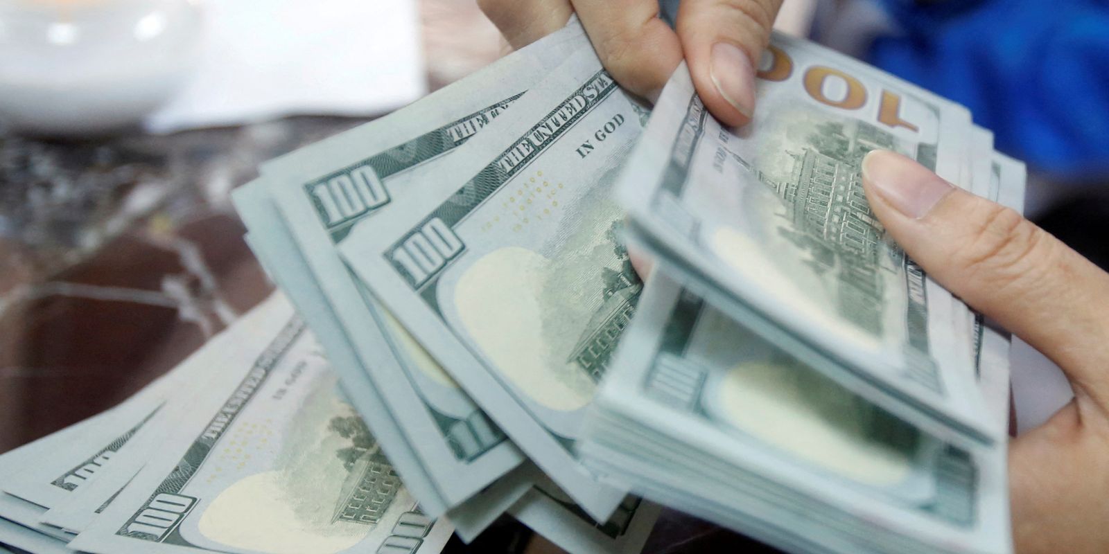 Dólar sobe a R,15 e derruba Ibovespa; petróleo pressiona mercados