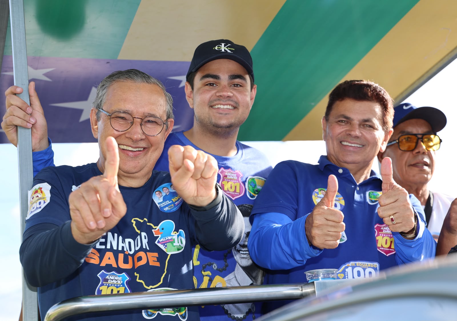 Eduardo Amorim no carro de som durante a passagem por Capela