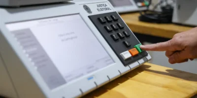 Eleitores com deficiência ganham transporte e urnas adaptadas