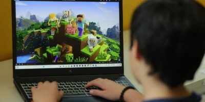 Excesso de telas reduz piscar e aumenta olho seco em crianças