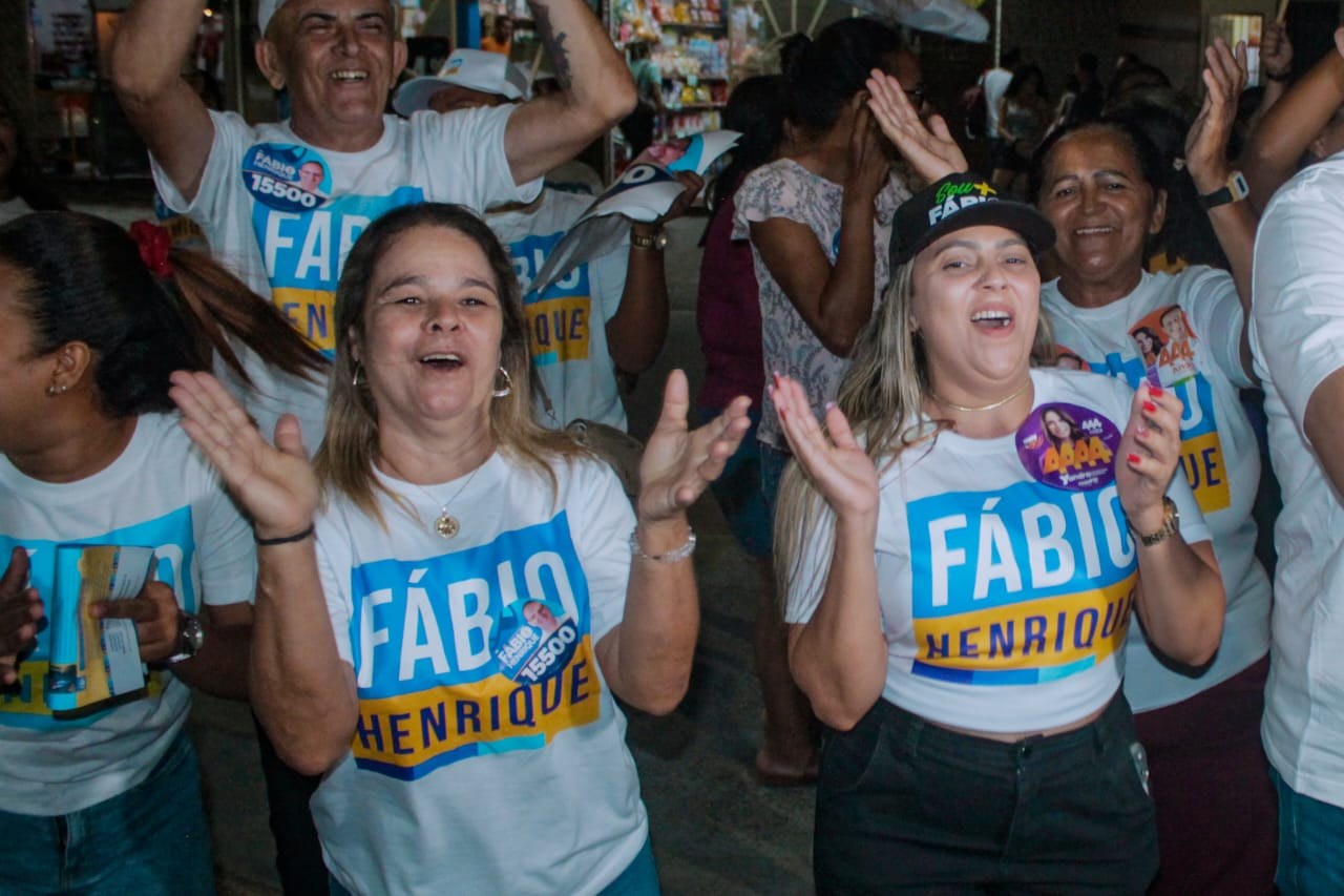 Moradoras do Eduardo Gomes acompanham a caminhada de Fábio Henrique em São Cristóvão