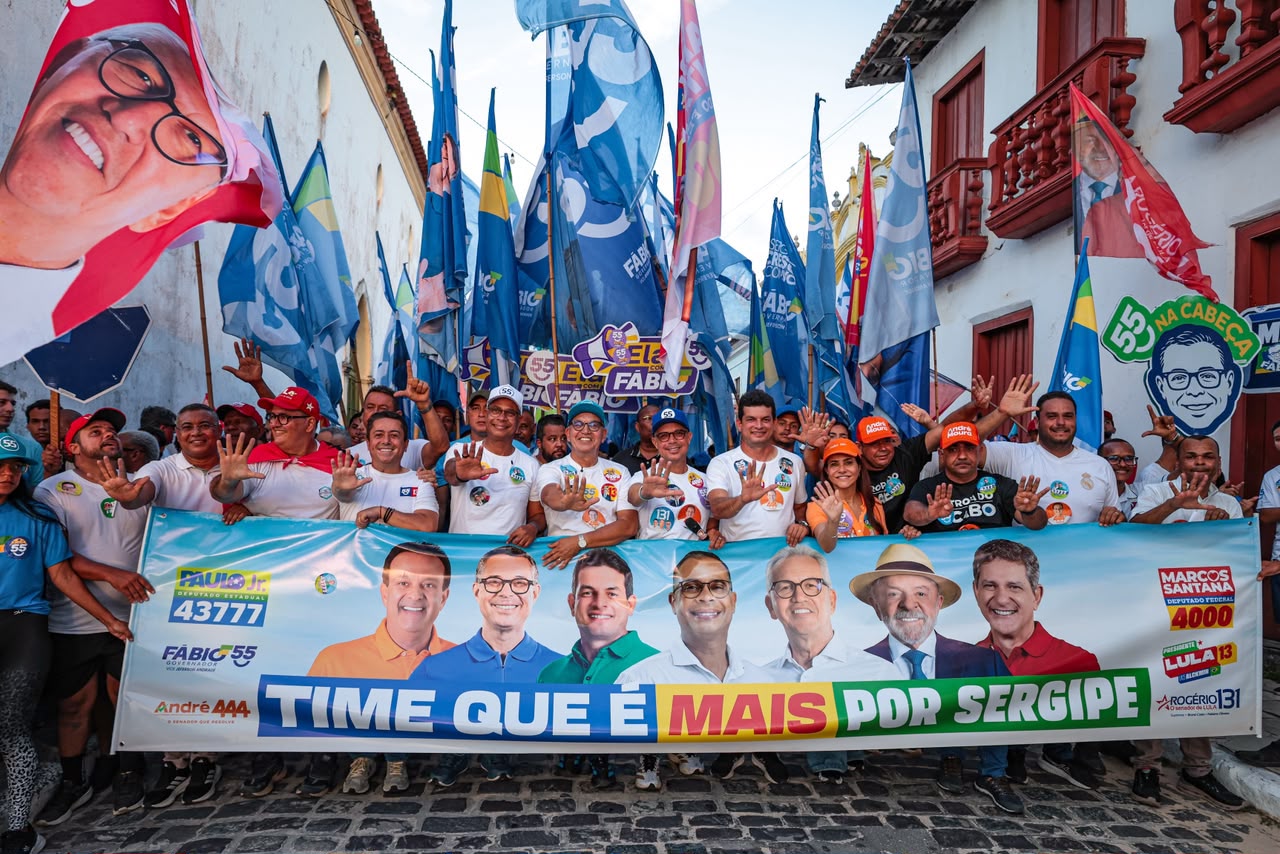 Faixa da coligação abre o percurso da caminhada em São Cristóvão