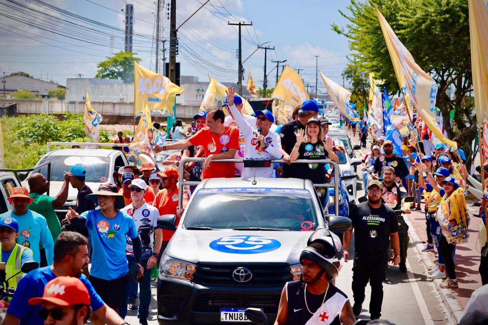 O governador Fábio Mitidieri durante carreata em Nossa Senhora do Socorro