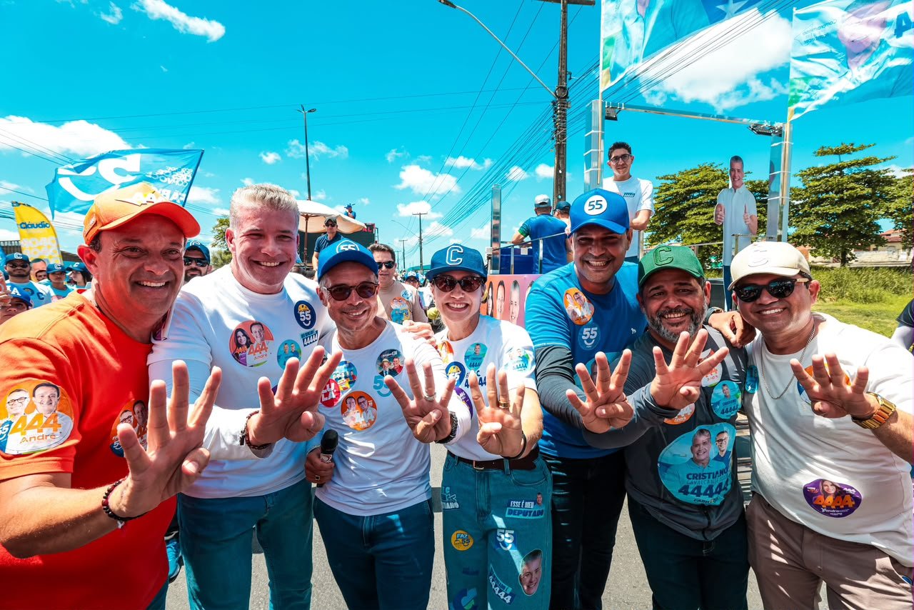 O governador Fábio Mitidieri durante carreata em Nossa Senhora do Socorro
