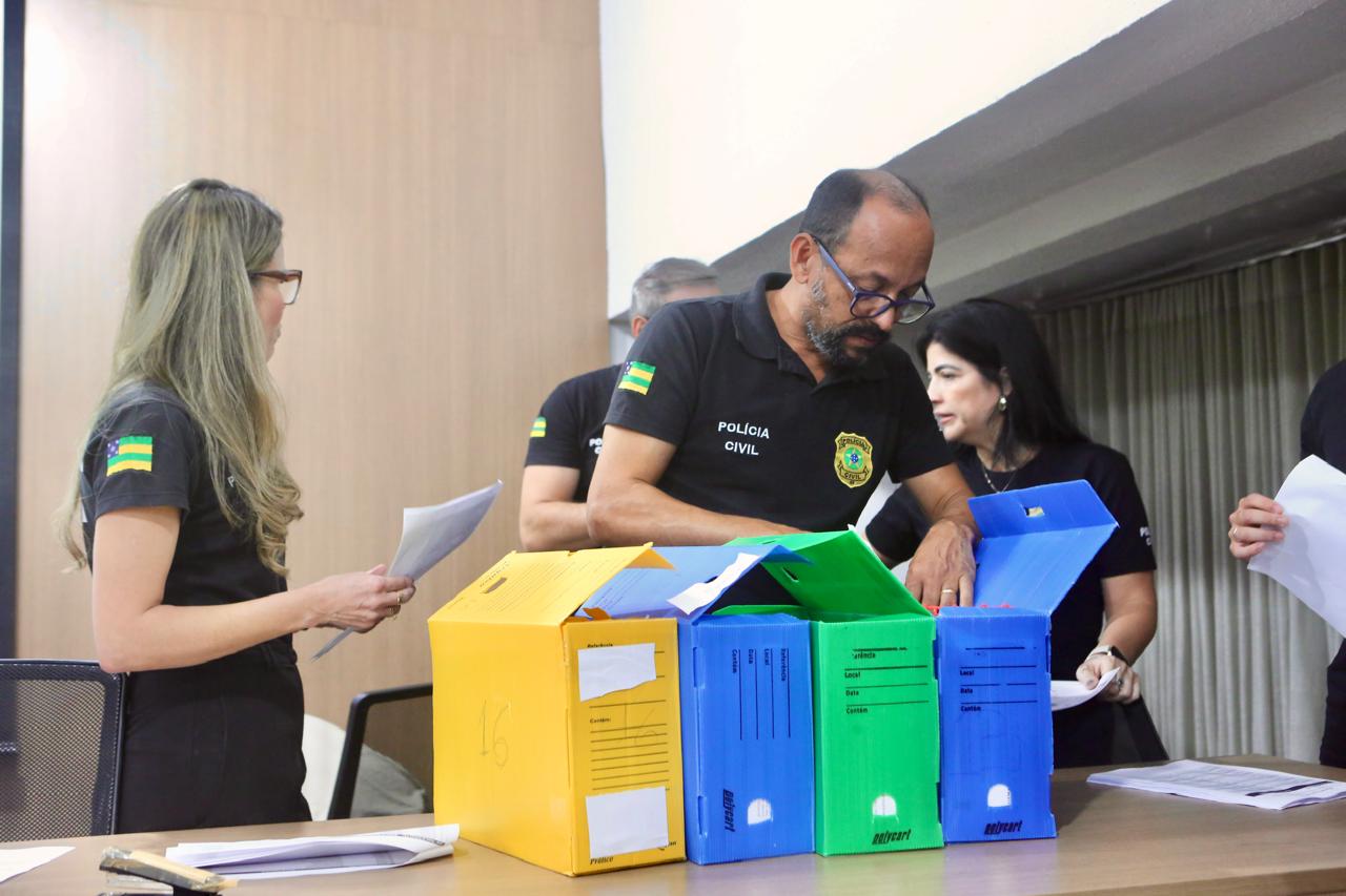 Equipes da Polícia Civil organizam os celulares recuperados para devolução