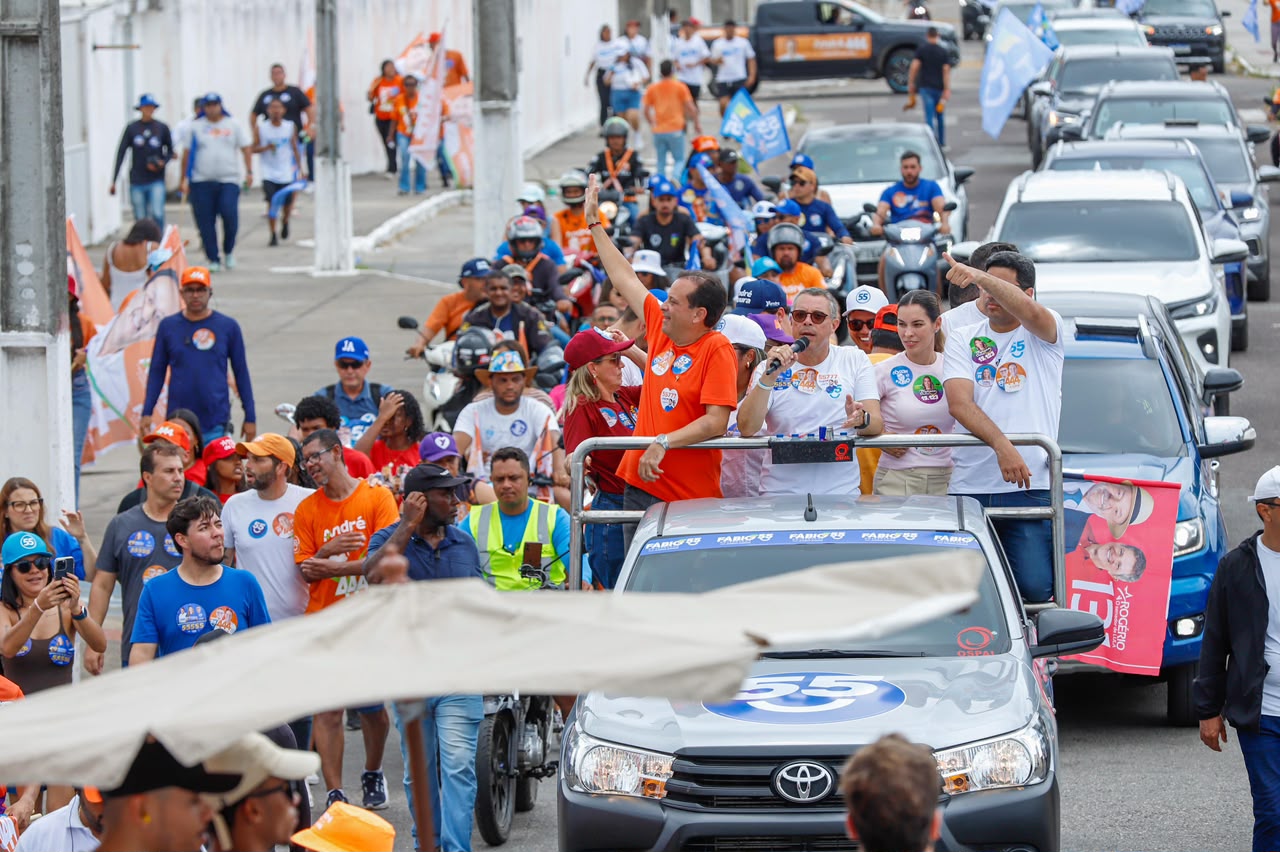 Governador Fábio Mitidieri durante caminhada na Zona Sul de Aracaju