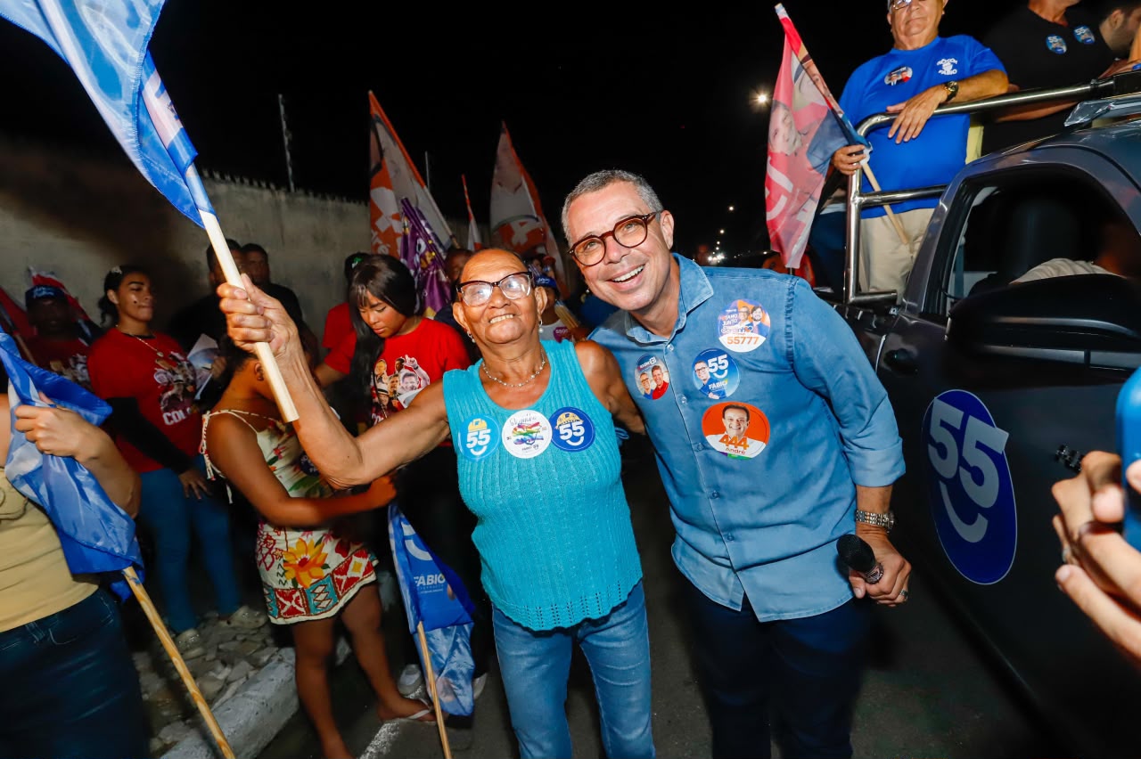 Governador Fábio Mitidieri durante minicarreata no bairro Coroa do Meio, em Aracaju
