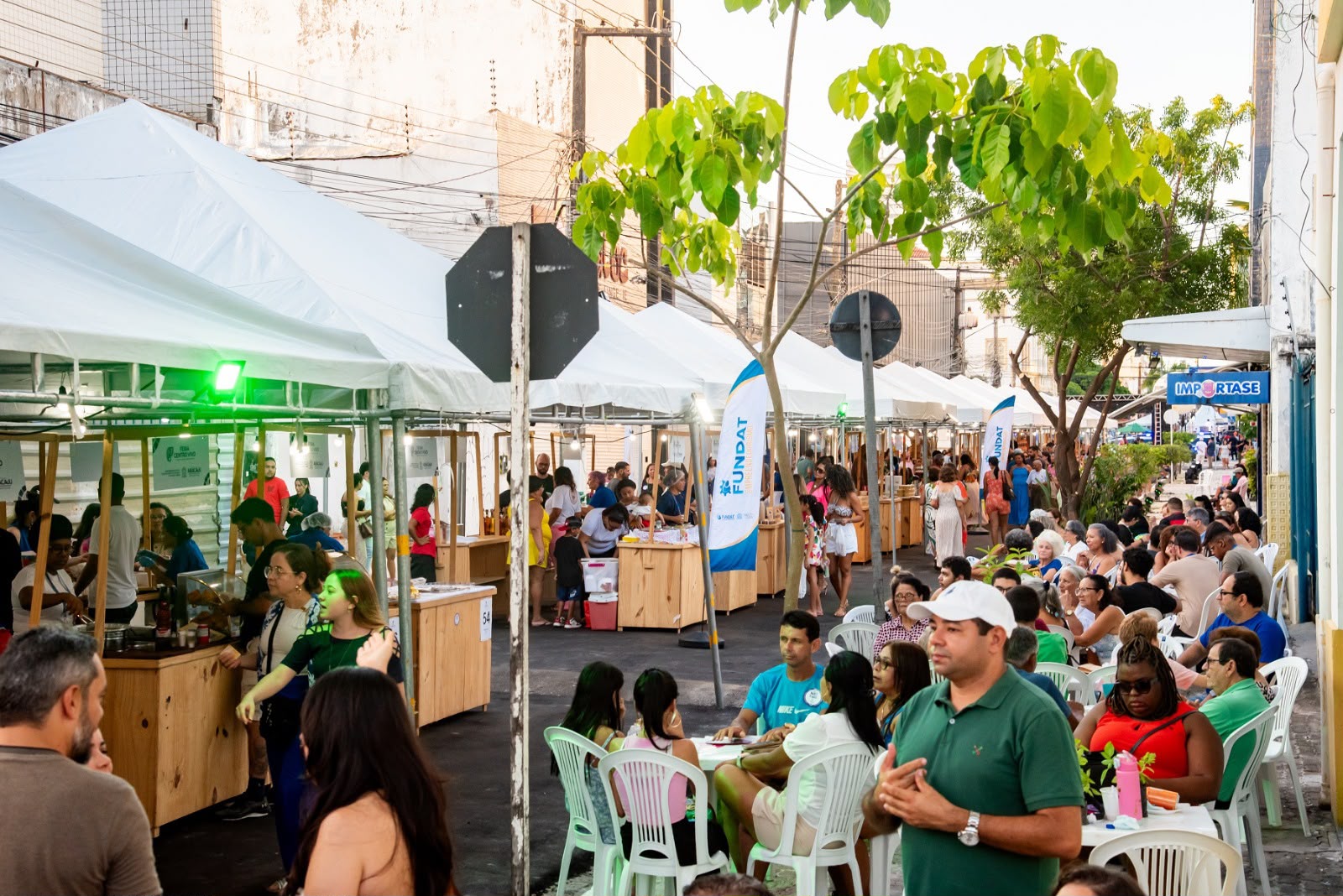 Público prestigia a Feira Centro Vivo, na rua Pacatuba, no Centro de Aracaju