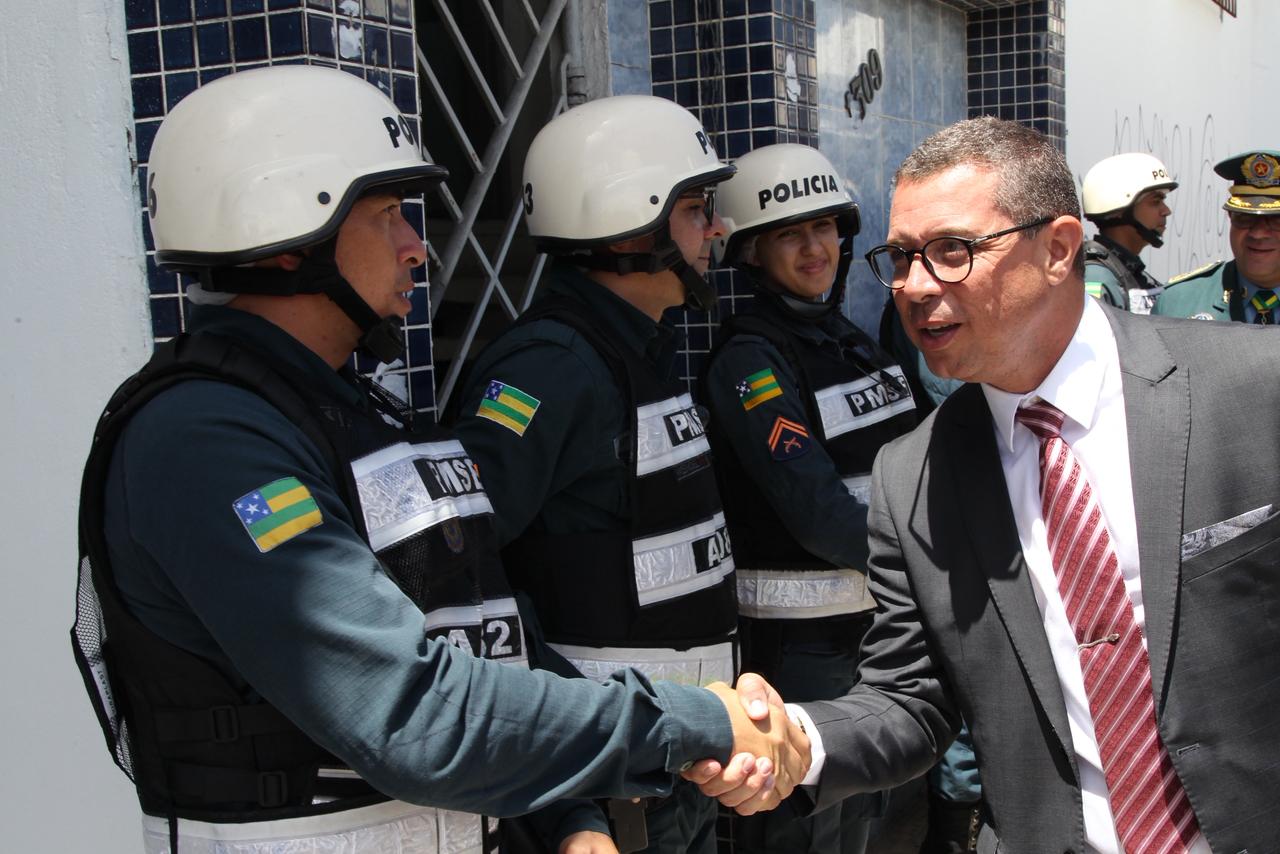 Governador Fábio Mitidieri com forças de segurança de Sergipe
