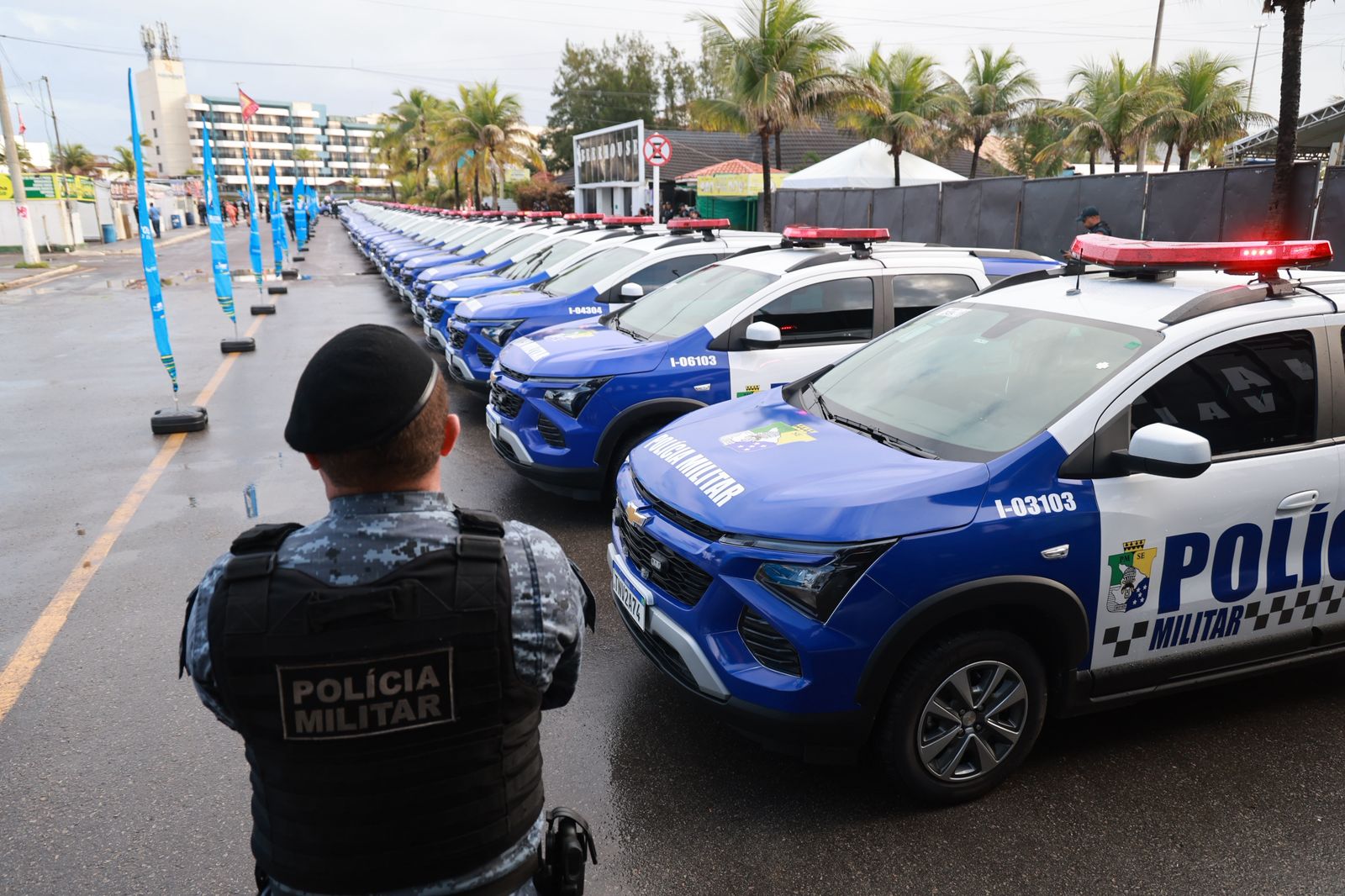 Governador Fábio Mitidieri com forças de segurança de Sergipe