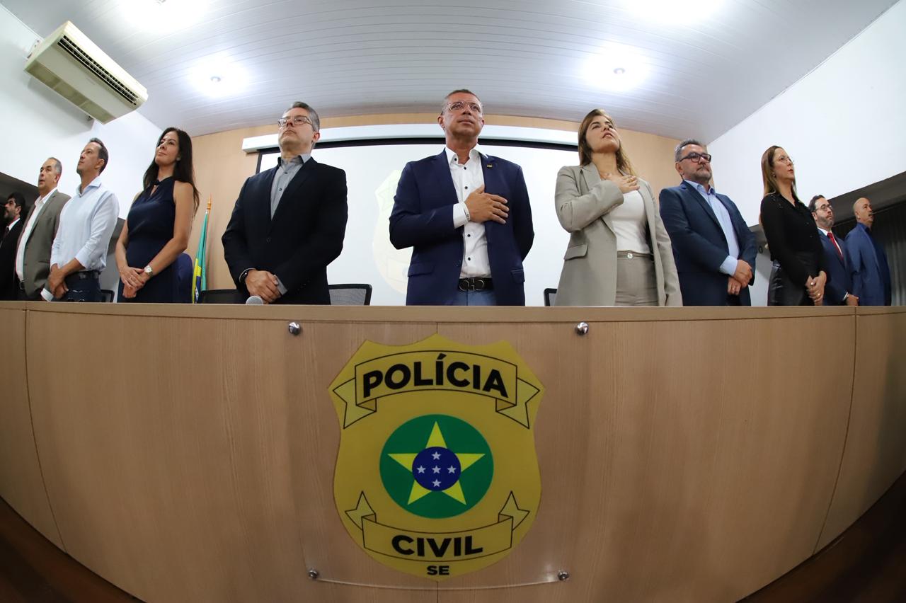 Governador Fábio Mitidieri com forças de segurança de Sergipe