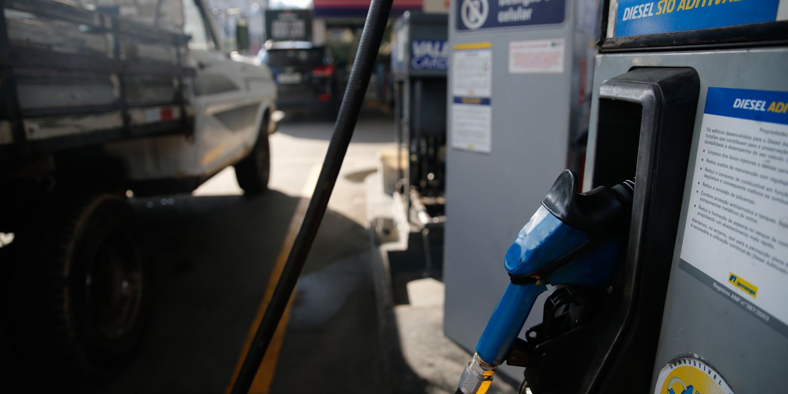Governo corta impostos e anuncia subvenção para frear alta da gasolina e diesel