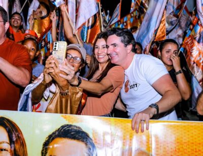 Gustinho Ribeiro faz porta a porta no povoado Tanque e ato em Simão Dias