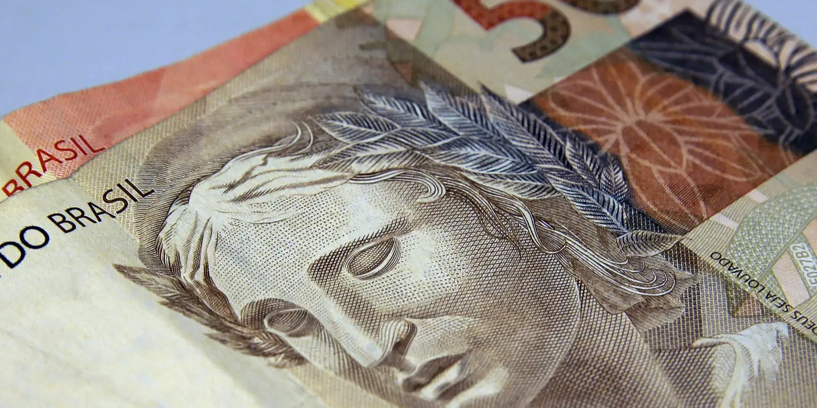 Investidores retiram R$ 10,5 bi da poupança em agosto, diz BC