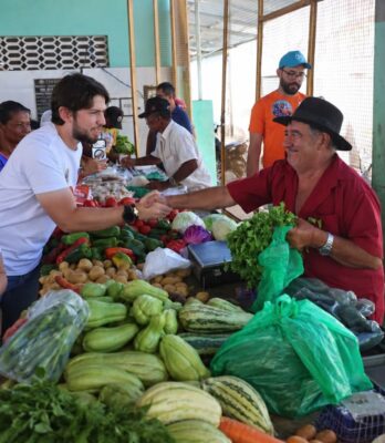 Jorginho Araújo caminha na feira de São Miguel do Aleixo