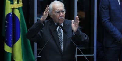 José Sarney, 96, recebe atendimento em São Luís por pneumonia; quadro estável