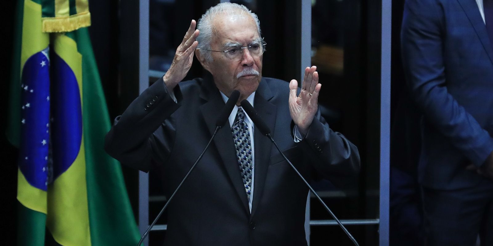 José Sarney, 96, recebe atendimento em São Luís por pneumonia; quadro estável