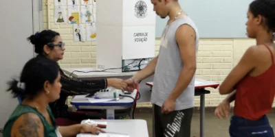 Jovens e idosos explicam por que vão às urnas no novo episódio