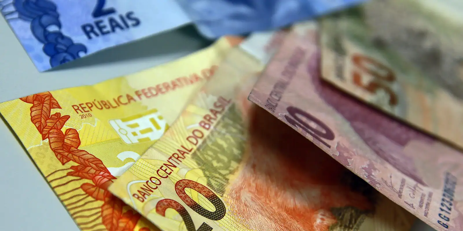 Juros das famílias avançam em agosto a 61,7% ao ano e inadimplência atinge 6%