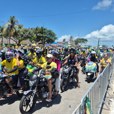 Multidão toma a Orla de Atalaia na motociata de Flávio Bolsonaro