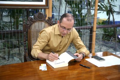 Professor da Unit lança obra sobre saúde emocional de estudantes