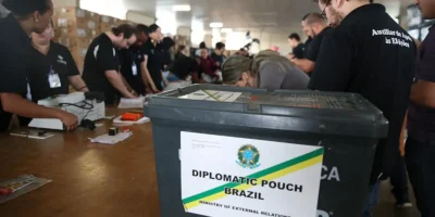 Quase 1 milhão de brasileiros no exterior vão votar para presidente em 2026