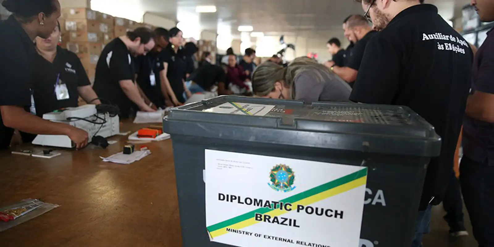 Quase 1 milhão de brasileiros no exterior vão votar para presidente em 2026