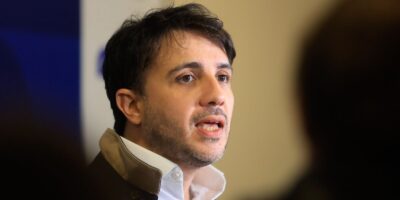 Renan Santos propõe desindexar benefícios e remodelar saúde e educação