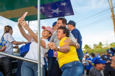 Valmir caminha entre feirantes em Laranjeiras na manhã de sábado