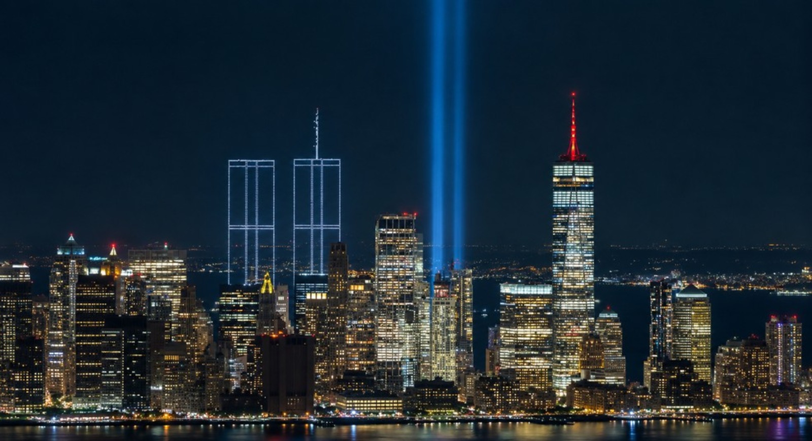 Os drones refizeram a silhueta das Torres Gêmeas ao lado dos feixes do Tribute in Light