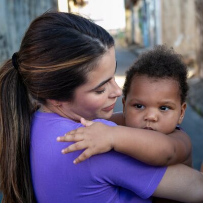 Yandra cita PL que criminaliza sexualização de crianças em vídeos