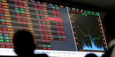 Dólar cai a R e Ibovespa dispara quase 8% após 1º turno
