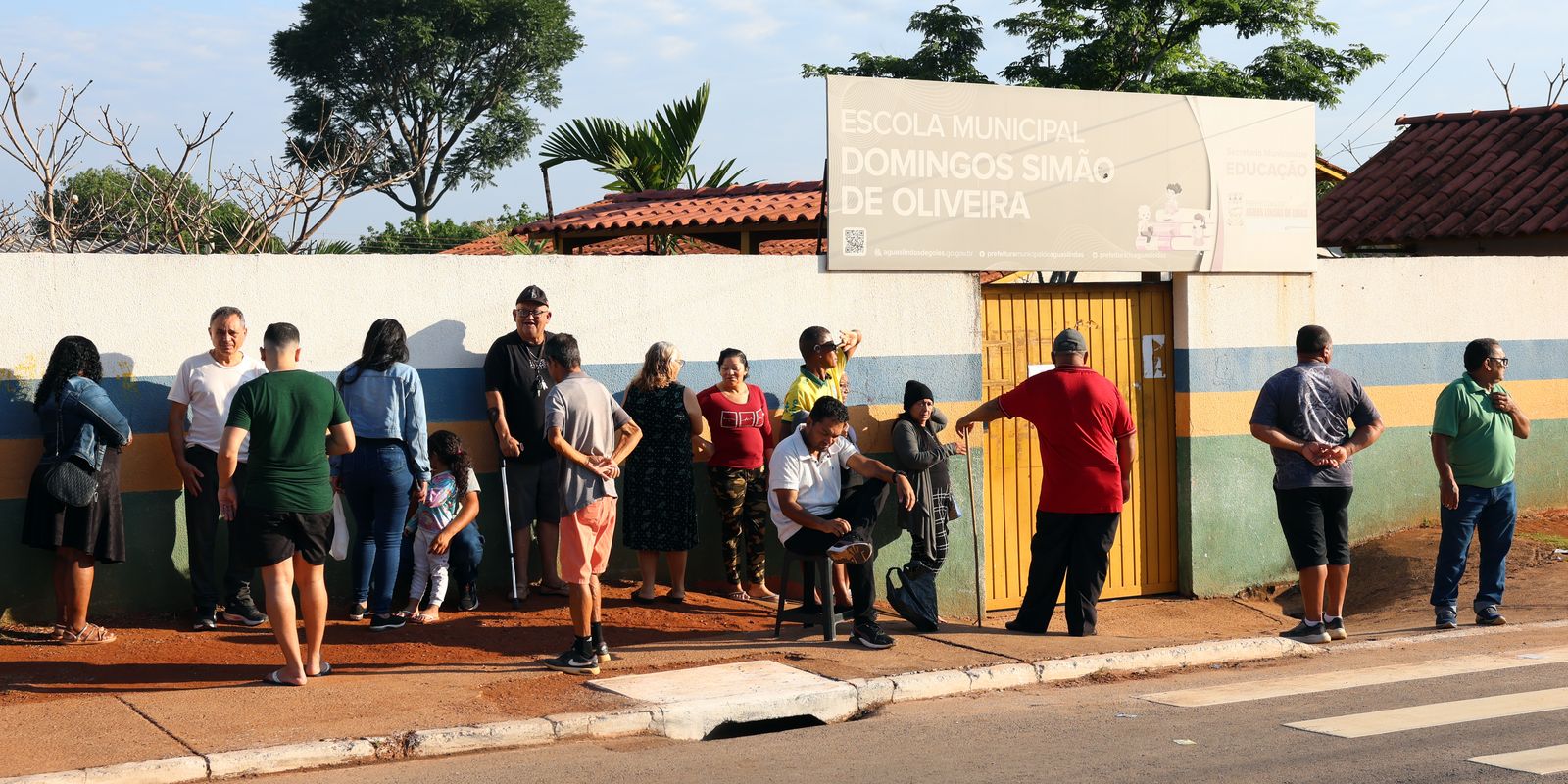 Ex-alunos e analfabetos chegam cedo e votam em escola que foi curral
