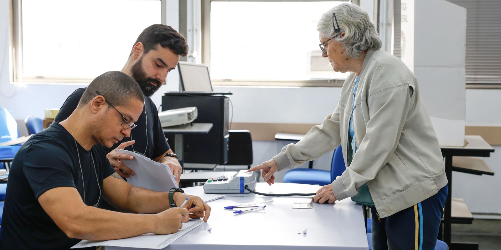 Filas no Rio persistem horas após fechamento das urnas