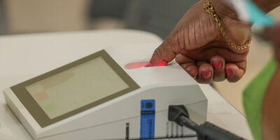 TSE substitui 1.544 urnas até 15h30 no primeiro turno